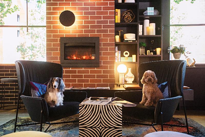 ホテル ザガメズ ハウス メルボルン エクステリア 写真 A fireplace in a living room